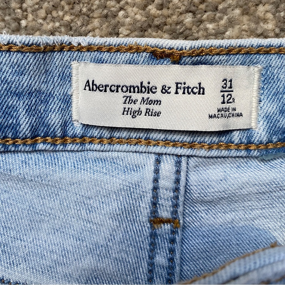 🎉Abercrombie & Fitch The Mom High Rise Jean, Women size 31/12 ,Light Wash. - Picture 2 of 4